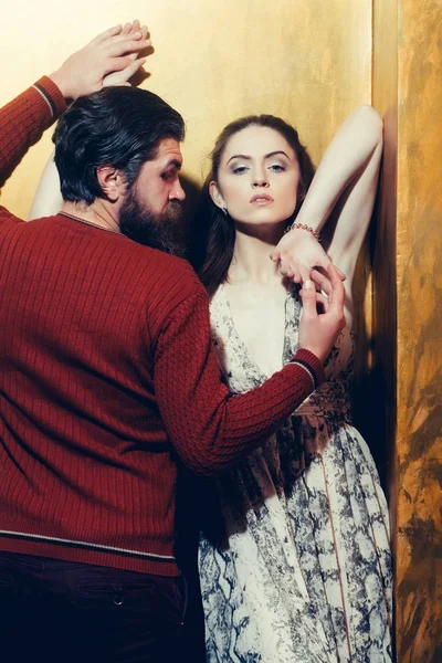 Серьезный бородатый мужчина обнимает красивую девушку — стоковое фото