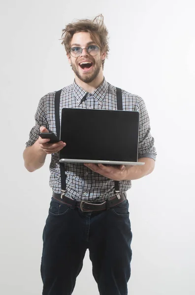 Homem bonito feliz falando no smartphone com laptop — Fotografia de Stock