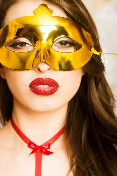 Σέξι γυναίκα με κόκκινα χείλη σε χρυσή μάσκα — Φωτογραφία Αρχείου