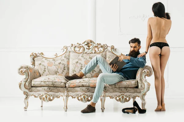 Homme avec femme sexy sur canapé — Photo