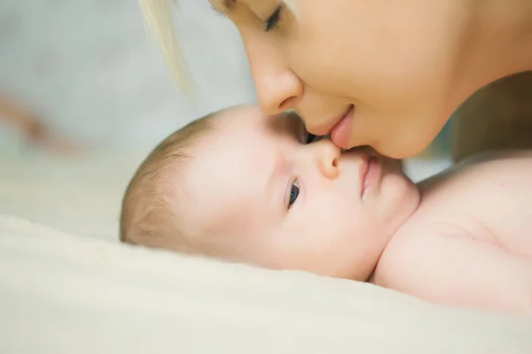 Mãe beijando seu filho recém-nascido — Fotografia de Stock