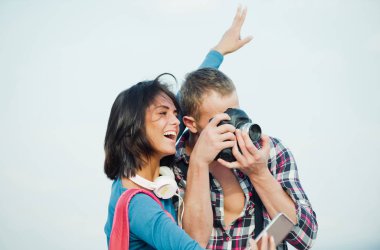 Mutlu kız alma selfie smartphone cep telefonu ile ne kadar yakışıklı adam fotoğraf çekimi