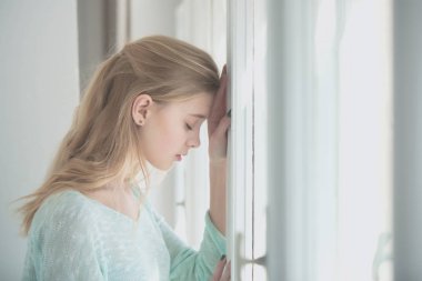 Güzel kız pencerede ayakta