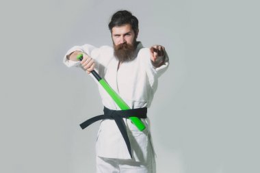 kimono yeşil beysbol sopası ile ciddi karate adam sakallı