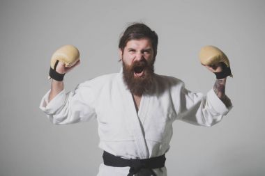 mutlu karate erkek kimono ve boks eldivenleri bağırarak sakallı