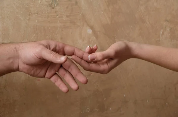 男性和女性的手触碰对方 — 图库照片