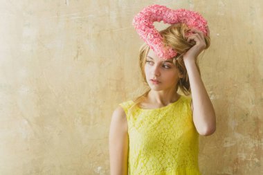 Sevgililer günü için pembe hasır kalp güzel kız