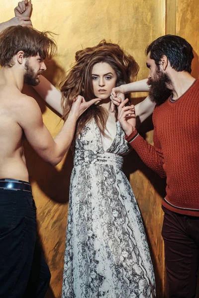 Csinos lány és két szakállas férfi szakáll — Stock Fotó