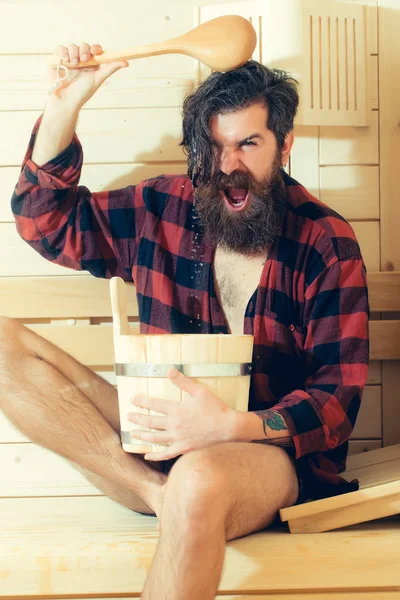 Красивый бородатый кричащий мужчина в деревянной ванне с ведром — стоковое фото