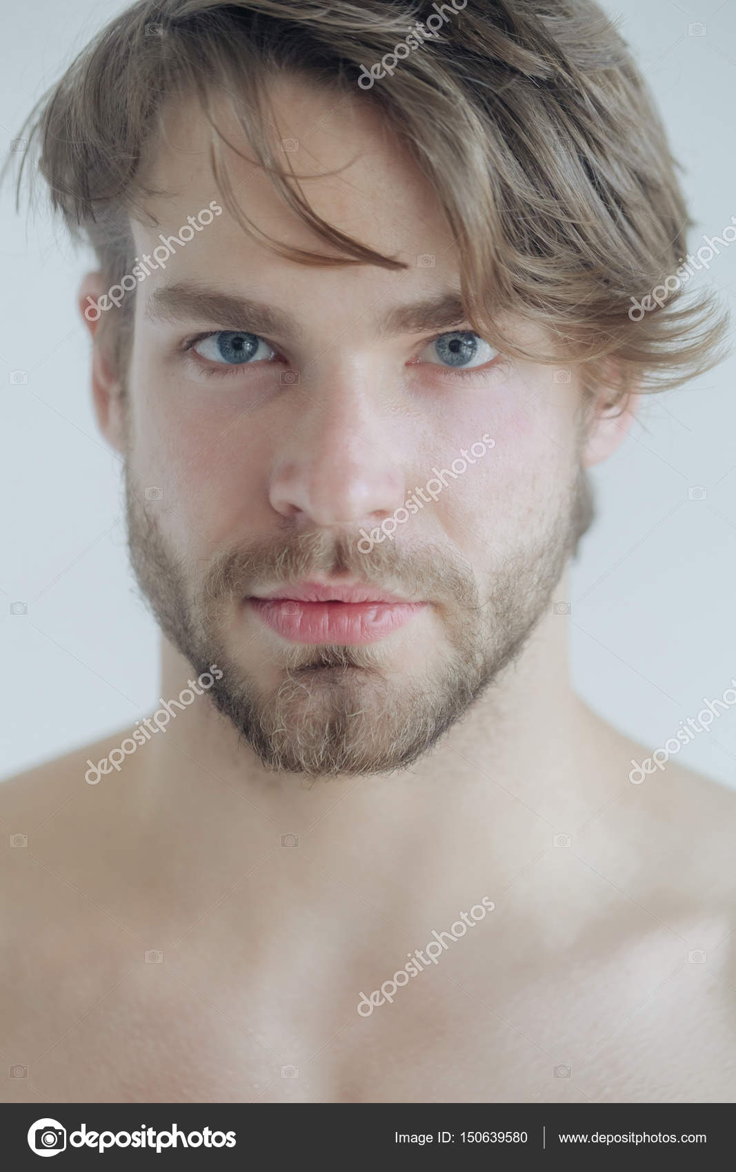 Uomo Barbuto Bello Con La Barba Ed Elegante Taglio Di Capelli Foto