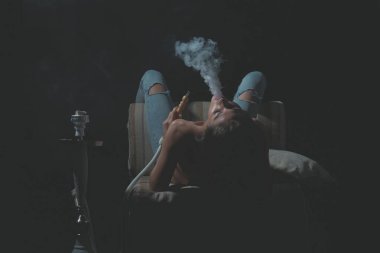 çıplak vücut sigara nargile kot pantolon ile seksi kız