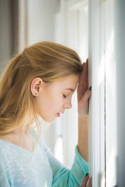 Güzel kız pencerede ayakta