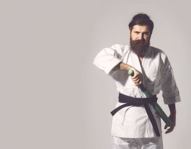 kimono yeşil beysbol sopası ile gülümseyen karate erkekte sakallı