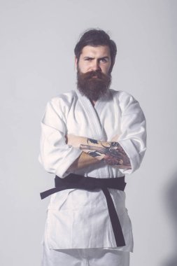 Sakallı karate adam, acımasız beyaz ciddi hipster kimono içinde