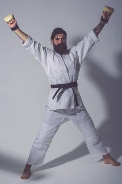ciddi karate erkek kimono ve boks eldivenleri sakallı