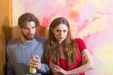 Sakallı adam veya ressam sprey şişe ve güzel kız