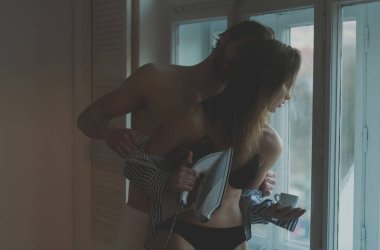 Yakışıklı adam soyunmakla çok seksi kız vasıl pencere