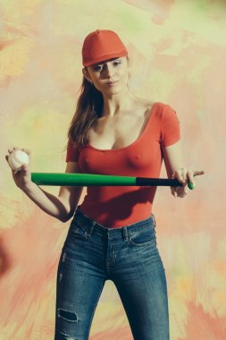 Yeşil sopa ve top ile kırmızı şapkalı güzel kız