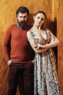 Sevimli küçük kız ve sakallı ciddi sakallı adam