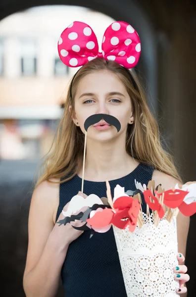 Zabawna Ładna dziewczyna z cute myszy uszami i czarnymi wąsami — Zdjęcie stockowe
