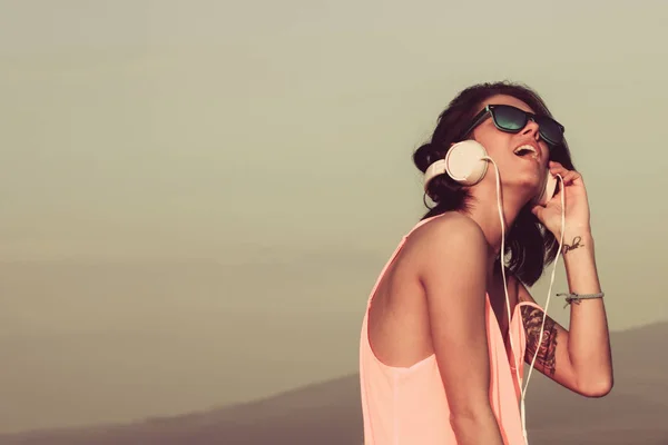 Happy girl listening to headphones — Stock Photo, Image