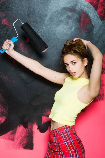 güzel kız Oluşturucu, ressam ile silindir boyama duvar siyah