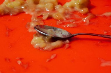 Kirli çay kaşığı ve sıkılmış meyve olgun olgun muz