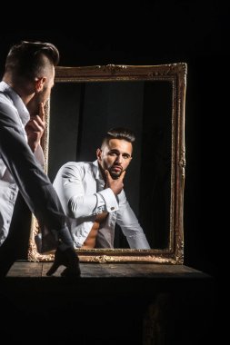 seksi atlet cesedin yanında vintage ayna ile kas maço adam