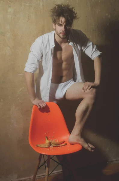 Cuerpo masculino muscular en calzoncillos blancos y plátano — Foto de Stock