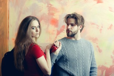 Sakallı adam sırt çantası ile güzel kız arıyor