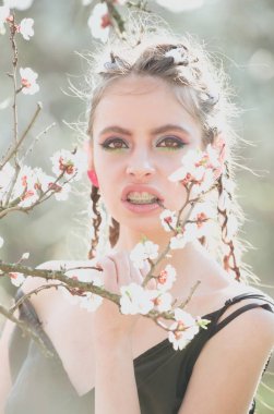 kiraz ağacı bahar çiçeği ve çiçekler güzel kız