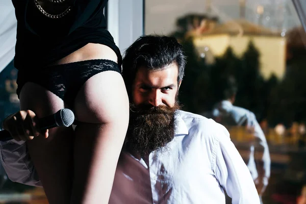 Seksi çift mikrofon ile reastaurant — Stok fotoğraf