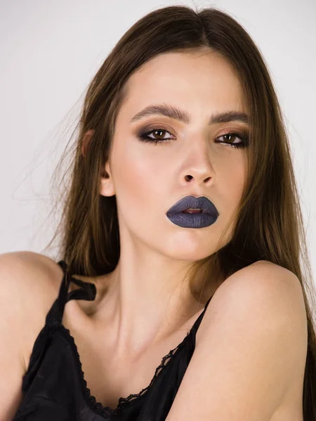 Portret meisje, vrouw met zwarte lippenstift op weelderige lippen — Stockfoto