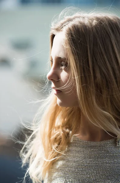 Mooi meisje met schattig gezicht van jonge, gezonde huid en haren — Stockfoto