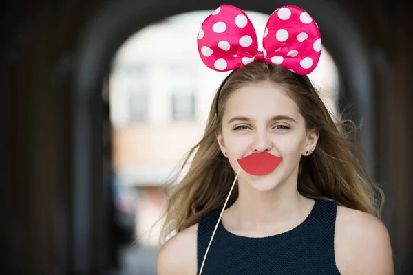 Glückliches hübsches Mädchen mit niedlichen Mausohren und roten Lippen — Stockfoto