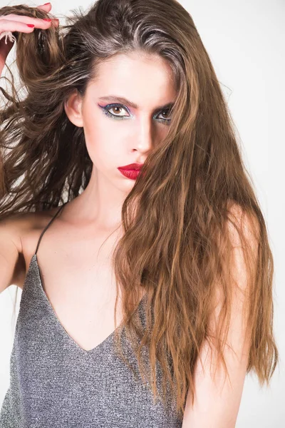 Schöne Mädchen mit hellem Make-up, modische Frisur — Stockfoto