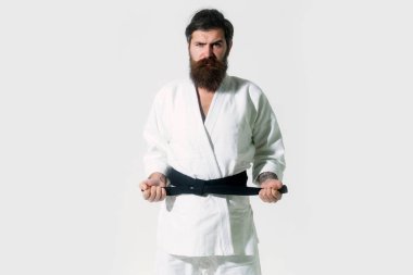 Sakallı karate adam, acımasız beyaz ciddi hipster kimono içinde