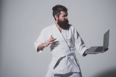 kimono dizüstü bilgisayar ile kızgın karate adam sakallı
