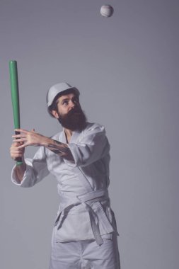 Top sakallı karate kimono, beyzbol sopası, kask içinde adam