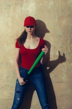 Yeşil sopası ile kırmızı şapkalı güzel kız