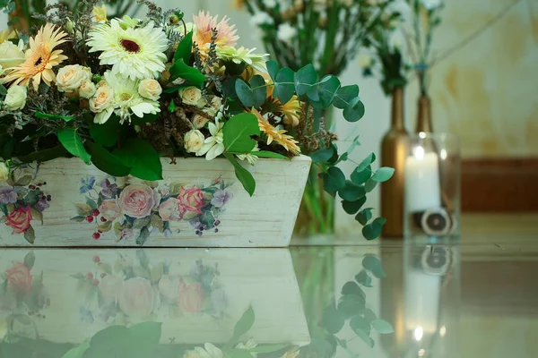 Flores florecientes y plantas verdes en maceta de madera — Foto de Stock