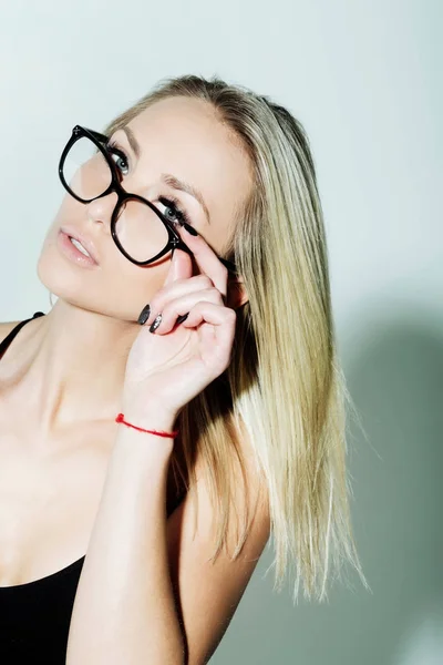 Довольно модная девушка модель в милых очках с светлыми волосами — стоковое фото