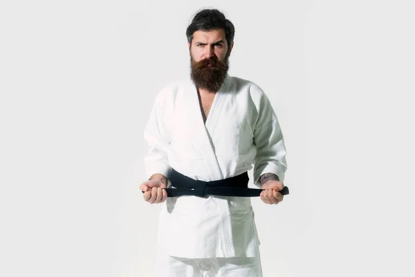 Skäggiga karate man, brutala kaukasiska allvarliga hipster i kimono — Stockfoto