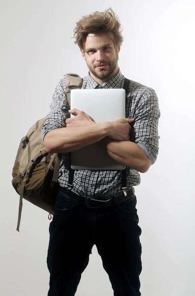 Hombre guapo o viajero con mochila y portátil —  Fotos de Stock