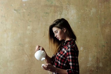 Güzel kız beyaz seramik çaydanlık holding