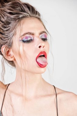 kız moda parlak makyaj ve kırmızı dudaklı Dil Gösterilen