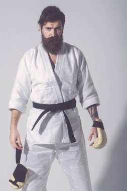 ciddi karate erkek kimono ve boks eldivenleri sakallı