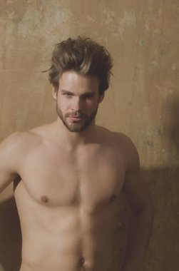 Sakal veya seksi kas maço yakışıklı adamla