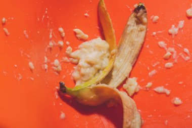 Olgun olgun muz meyve sıkılmış ve damla et