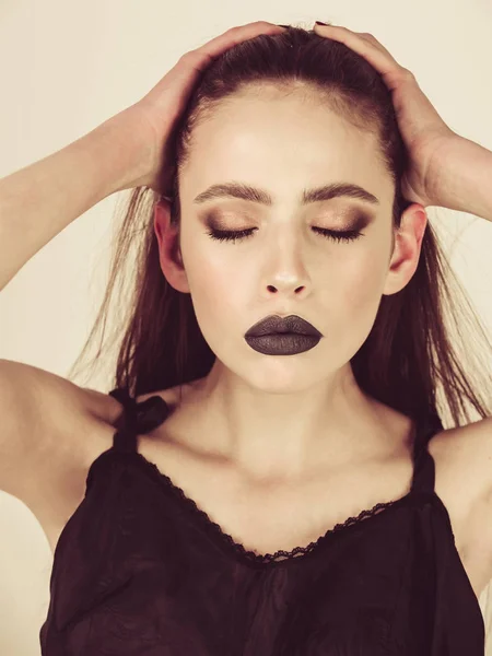 Mujer con labios negros en vestido tiene maquillaje de moda —  Fotos de Stock